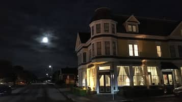 Fachada de la propiedad por la tarde o noche
