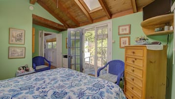 Habitación, baño privado (Garden) | Tabla de planchar con plancha, wifi gratis y ropa de cama