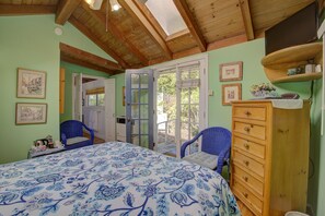 Huone, oma kylpyhuone (Garden) | Silitysrauta/-lauta, ilmainen Wi-Fi, vuodevaatteet