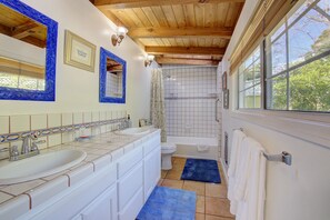 Habitación, baño privado (Garden) | Baño | Ducha y bañera combinadas y artículos de higiene personal gratuitos