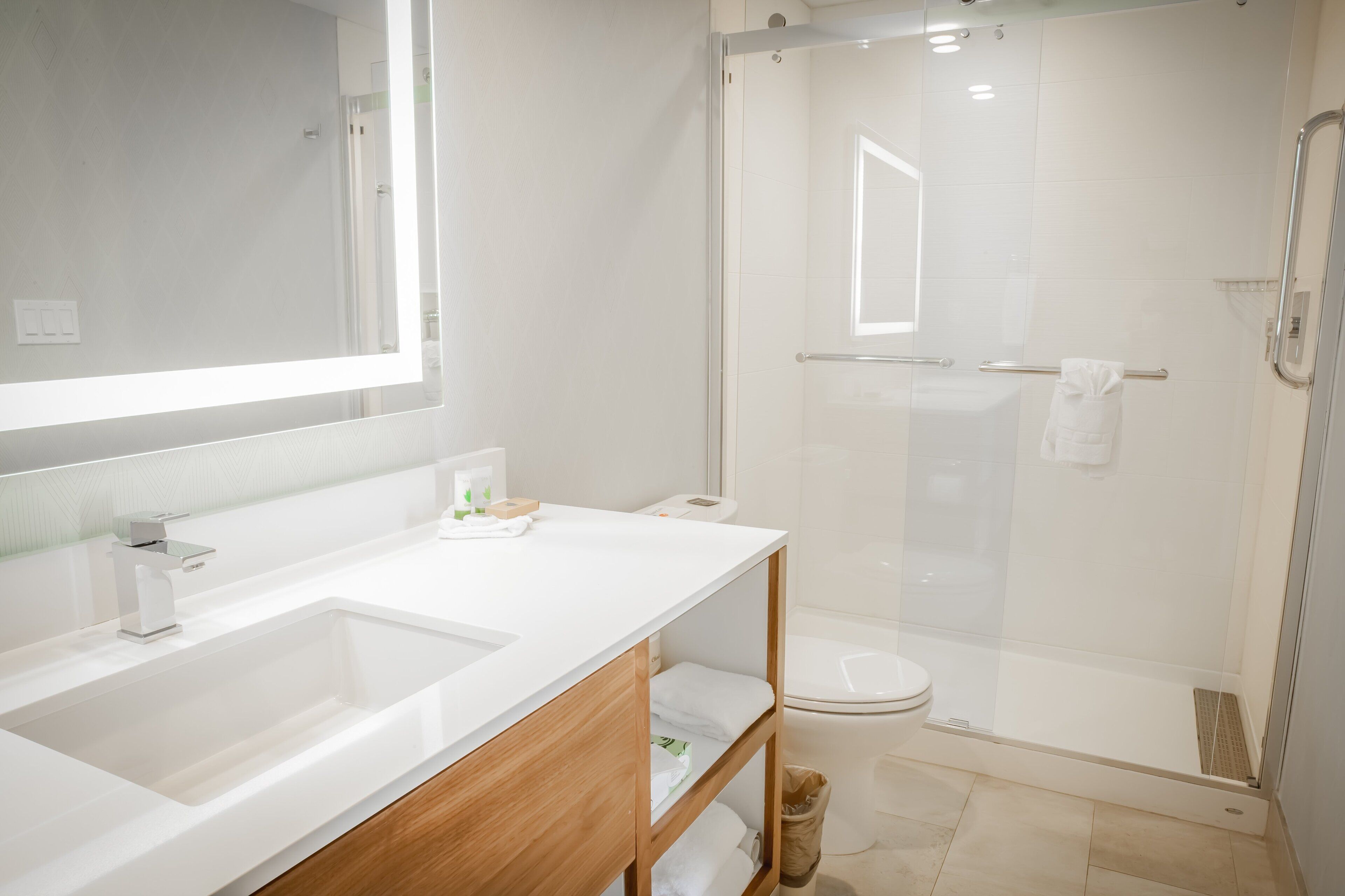 standard room, 1 king bed, non smoking | in-room safe, individually decorated, individually furnished, desk