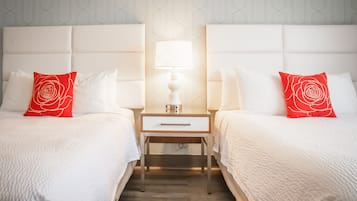 Quarto standard, 2 camas Queen, para não fumantes | Cofres nos quartos, individualmente decorados