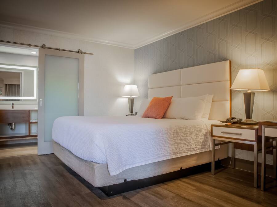 Quarto standard, 1 cama King, para não fumantes | Cofres nos quartos, individualmente decorados