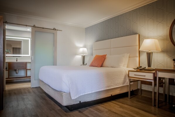 Standard Room, 1 King Bed, Non Smoking | In-room safe, individually decorated, individually furnished, desk