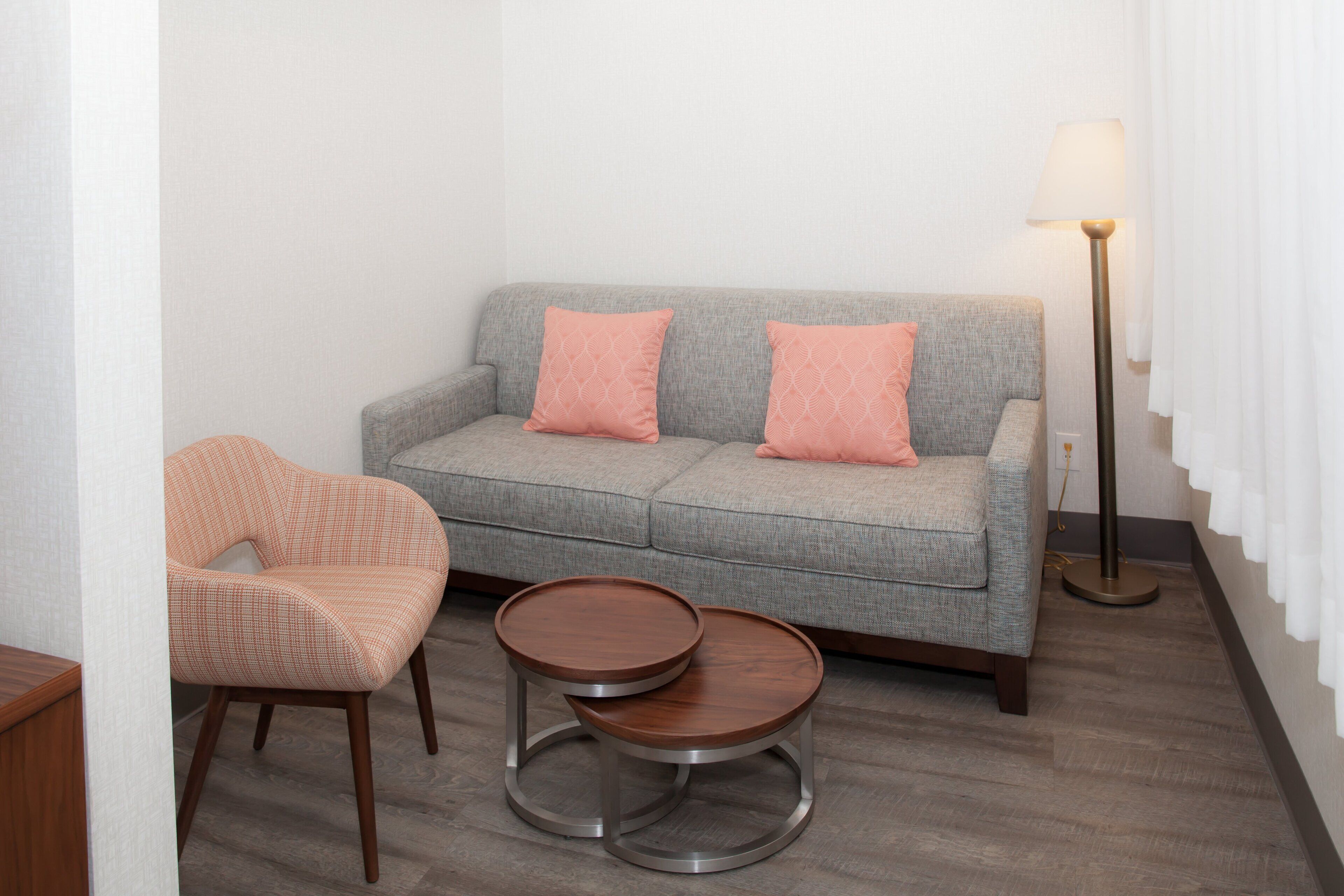 deluxe suite, non smoking (sofa bed) | in-room safe, individually decorated, individually furnished, desk