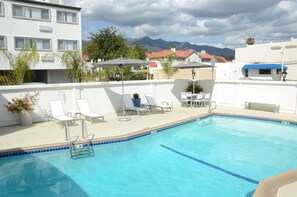 Piscine extérieure, chaises longues
