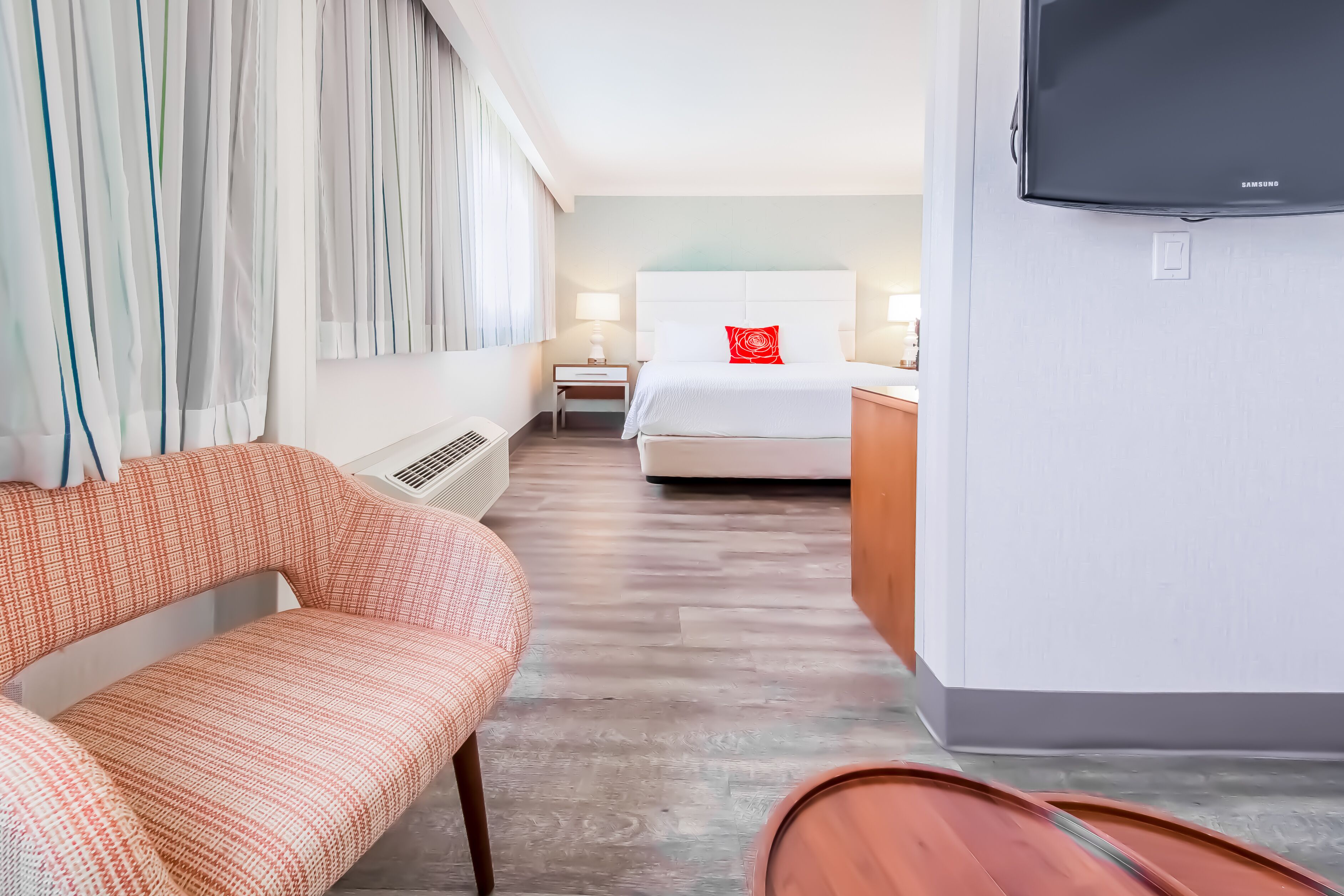 deluxe suite, non smoking (sofa bed) | in-room safe, individually decorated, individually furnished, desk