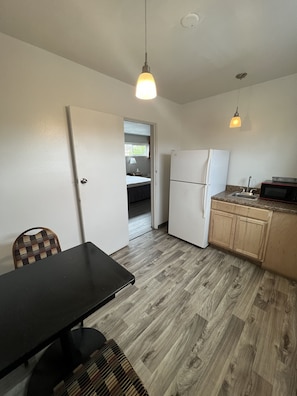 Suite estudio Premium, 1 cama de matrimonio grande | Cocina básica privada | Frigorífico pequeño, microondas y cafetera o tetera