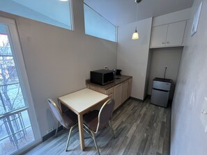 Premium Studio Suite, 1 King Bed | Private kitchenette