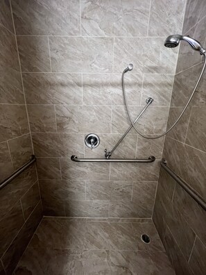 Salle de bain accessible aux personnes à mobilité réduite