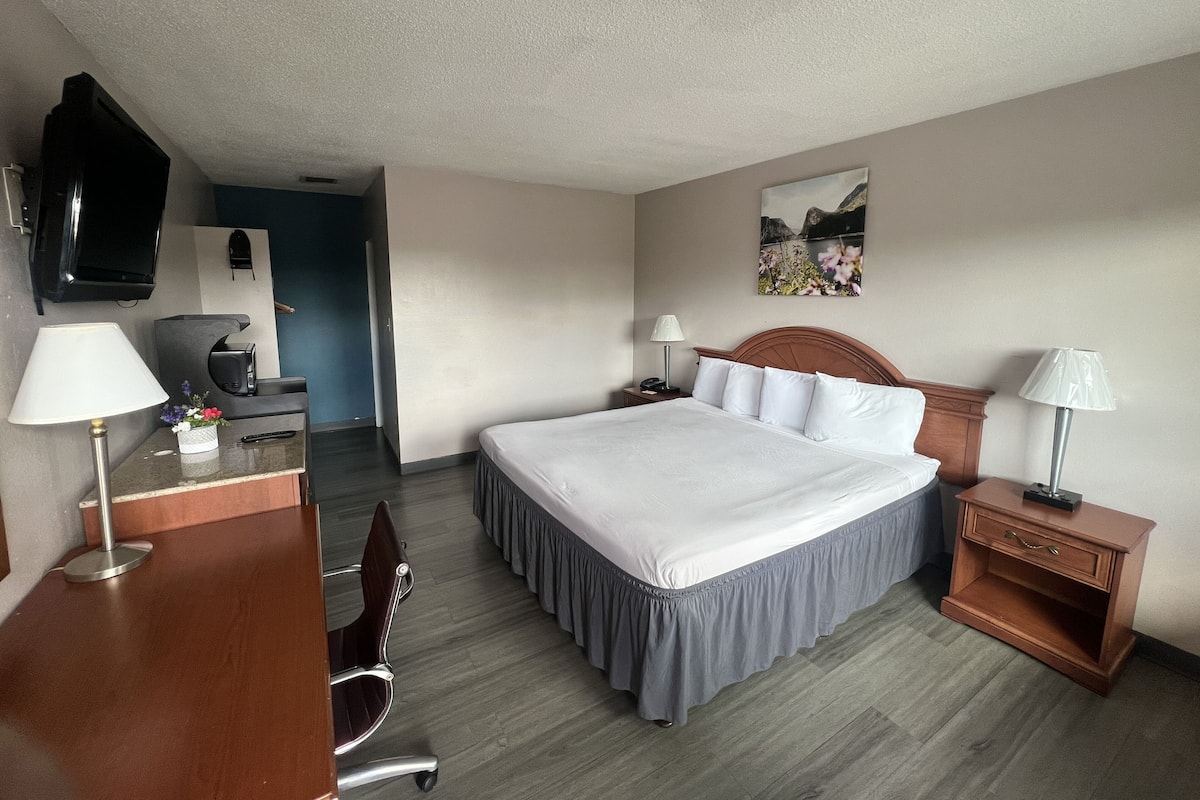 Deluxe Room, 1 King Bed | Select Comfort beds, desk, laptop workspace, iron/ironing board