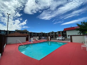 Una piscina al aire libre