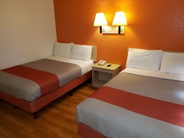 Quarto standard, 2 camas de casal, para não fumantes | Cortinas blackout, Wi-Fi de cortesia, roupa de cama