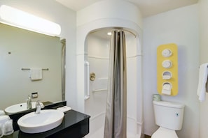 Combined shower/bathtub, towels