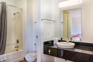 Tina con regadera, toallas, jabón 