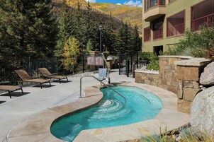 Una piscina cubierta, una piscina al aire libre