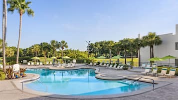 حمّام سباحة خارجي، مظلات على حمّام السباحة، مقاعد للتشمس