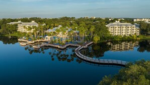 Een resort aan het water met meerdere gebouwen, steigers en een rustig meer.