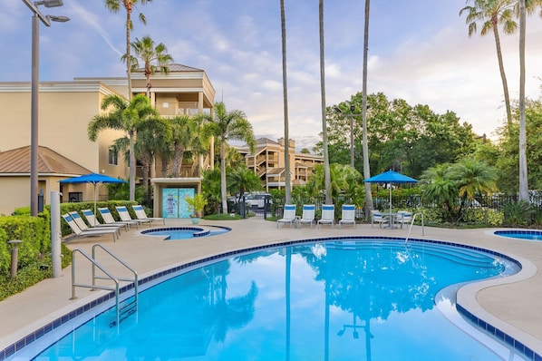 Outdoor pool, a heated pool, pool umbrellas, sun loungers - Marriott's Imperial Palm Villas (Orlando)