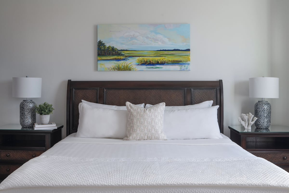 Iron/ironing board, free WiFi, bed sheets