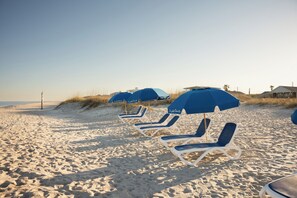 Sur la plage, sable blanc, chaise longue, parasol