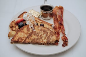 Breakfast served  - Elizabeth Pointe Lodge (Fernandina Beach)