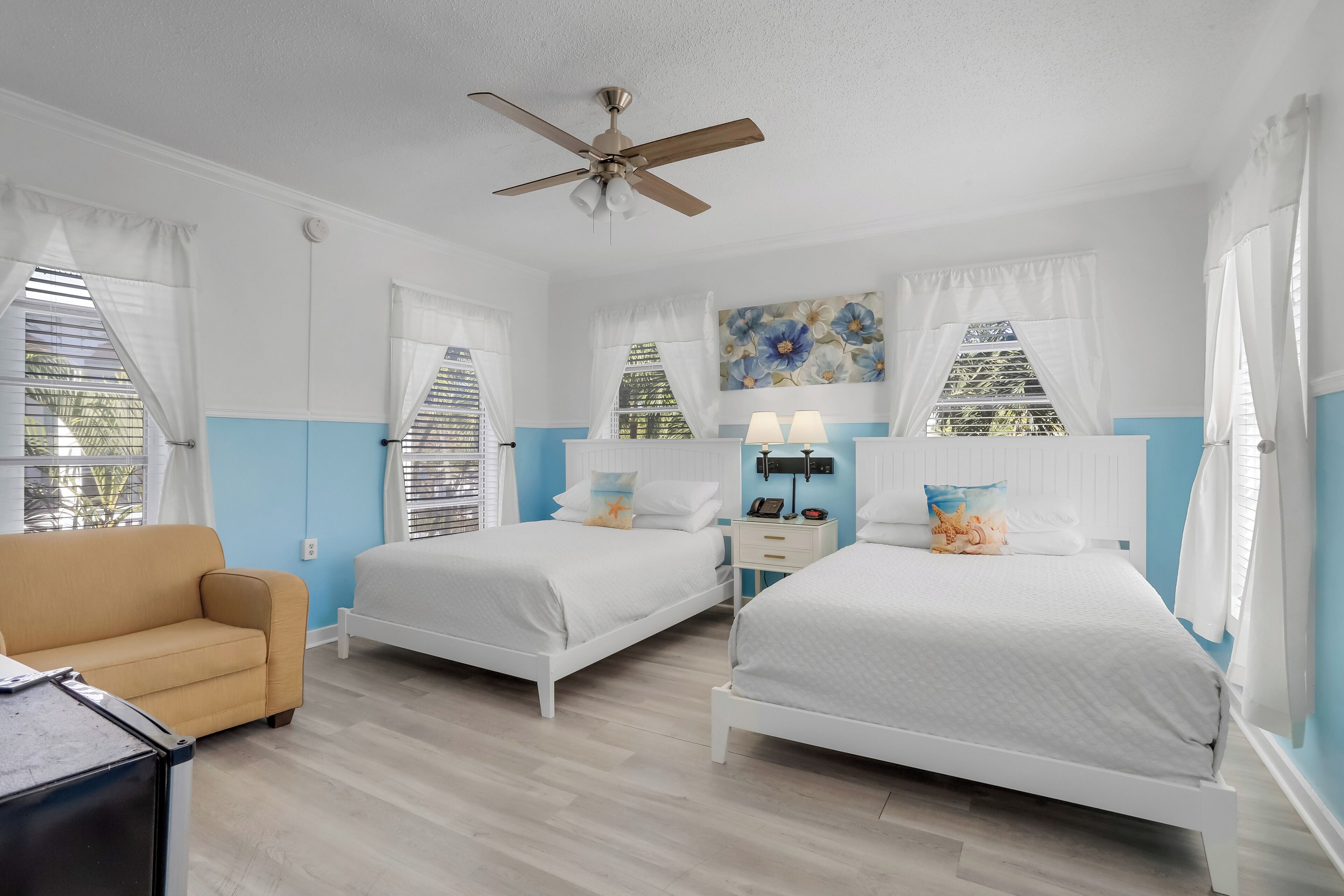 Two Queen Beds Second Floor (Not Pet Friendly) | 床单、闹钟