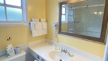 Ein Badezimmer mit Toilette, Waschbecken und Spiegel.