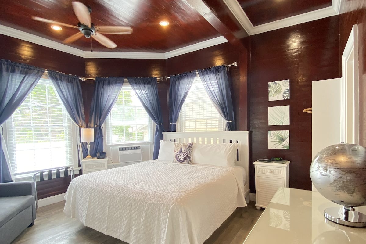 Deluxe King Room (Not Pet Friendly) | SÀngklÀder och vÀckarklockor