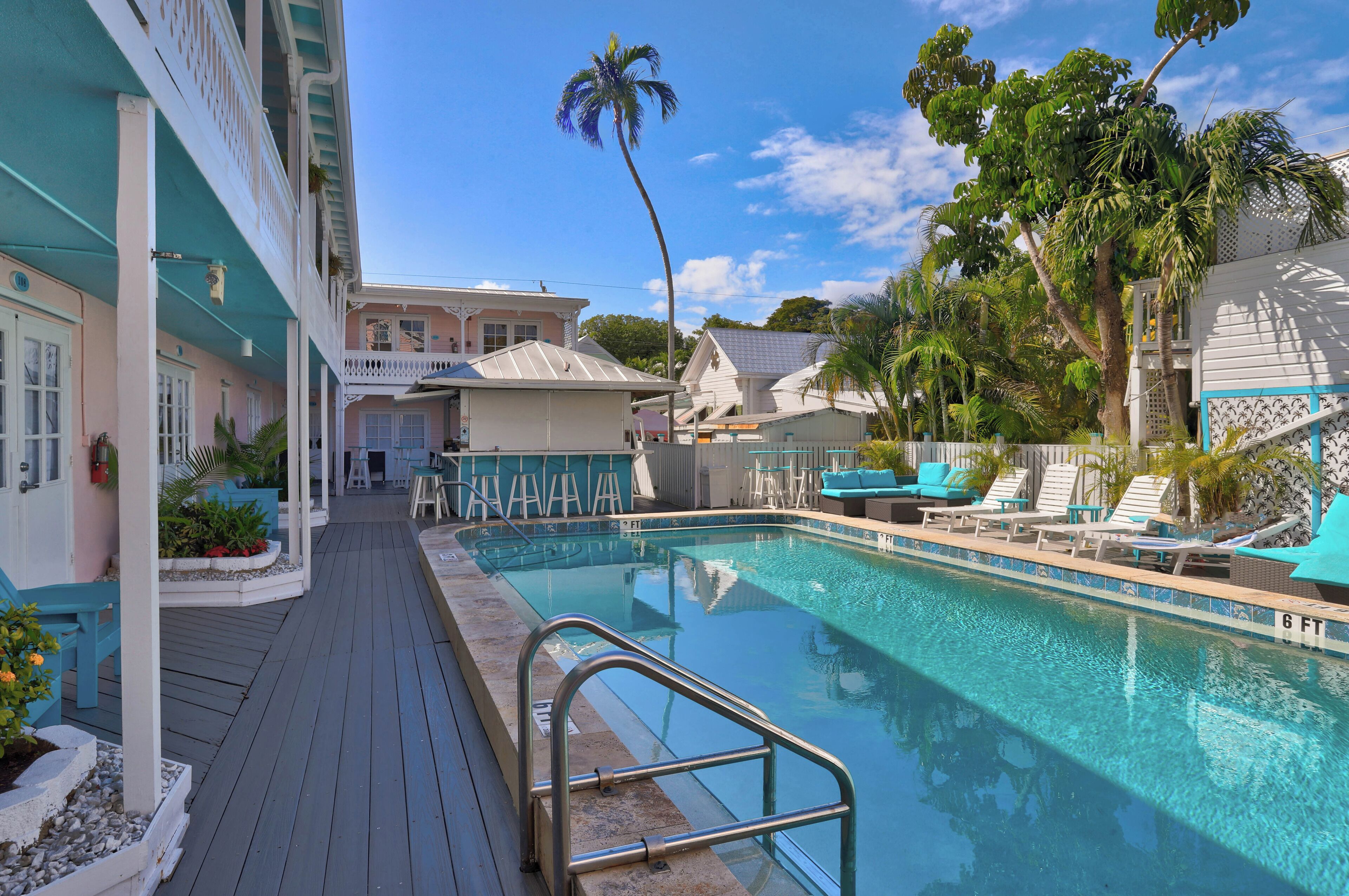 室外游泳池，08:00 至 22:00 开放，池畔遮阳伞，日光浴躺椅