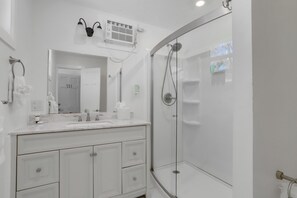 Two Queen Beds Second Floor (Not Pet Friendly) | Baño | Amenidades de baño gratuitas y toallas 