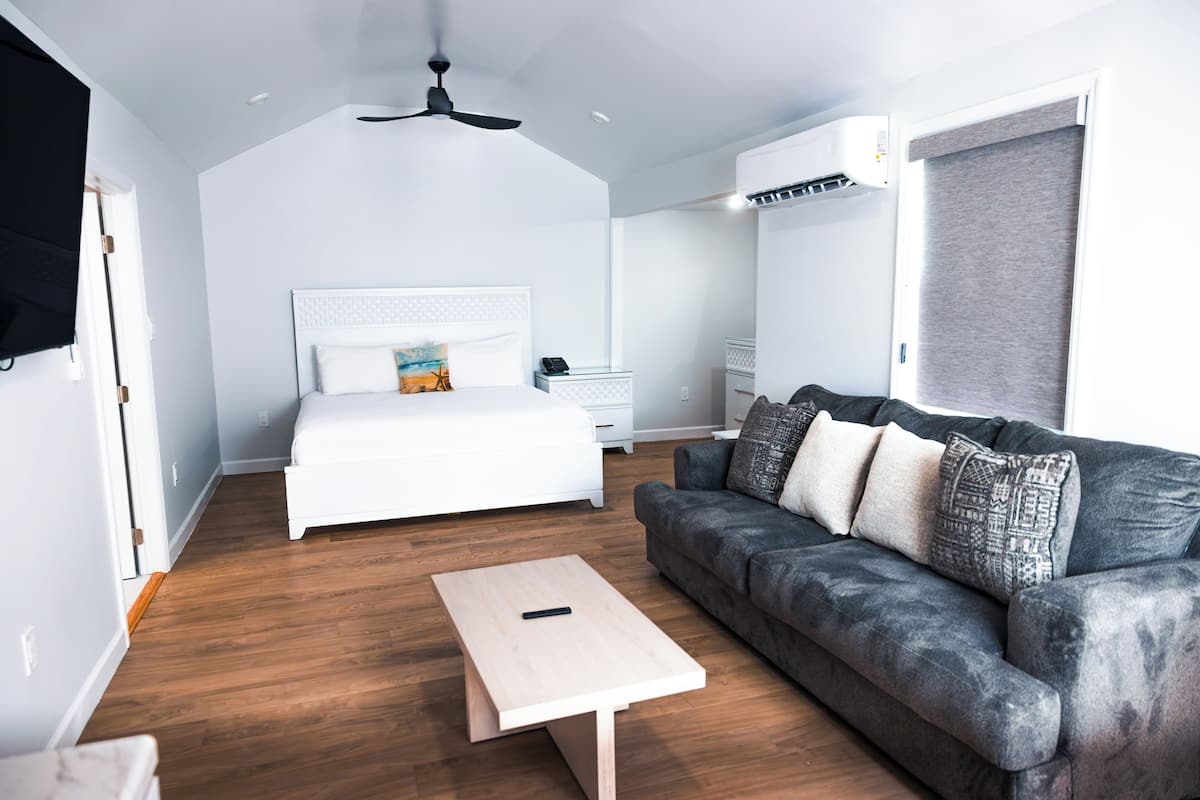 Palms Villa (Not Pet Friendly) | SÀngklÀder och vÀckarklockor