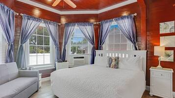 Deluxe King Room (Not Pet Friendly) | Ropa de cama y despertador