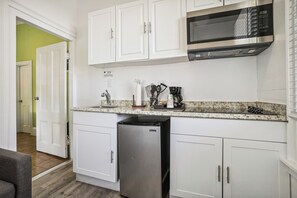Junior Suite, 1 Queen Bed with Sofa bed, Non Smoking, Private Bathroom (Room 102) | Private kitchen