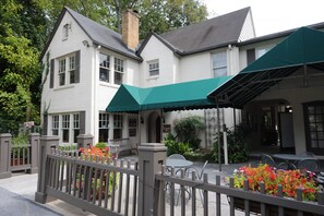 Terrace/patio - The University Inn at Emory (Atlanta)