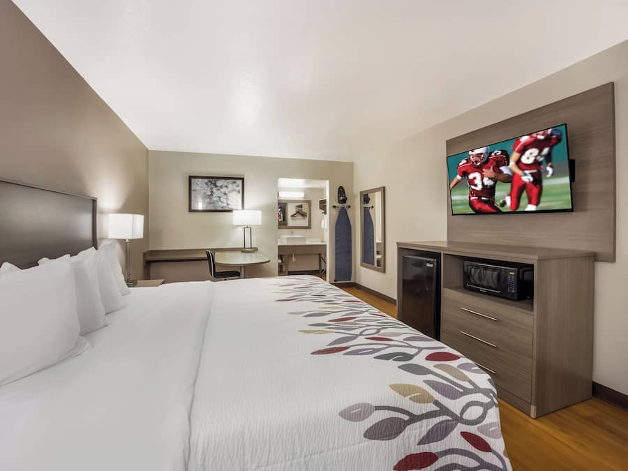 Habitación superior, 1 cama de matrimonio grande, planta baja (Smoke Free) | Escritorio, espacio para trabajar con un portátil, cortinas opacas