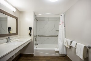 Deluxe Room, 1 King Bed, Accessible, (Smoke Free) | 욕실 | 샤워기/욕조 결합, 무료 세면용품, 타월, 비누