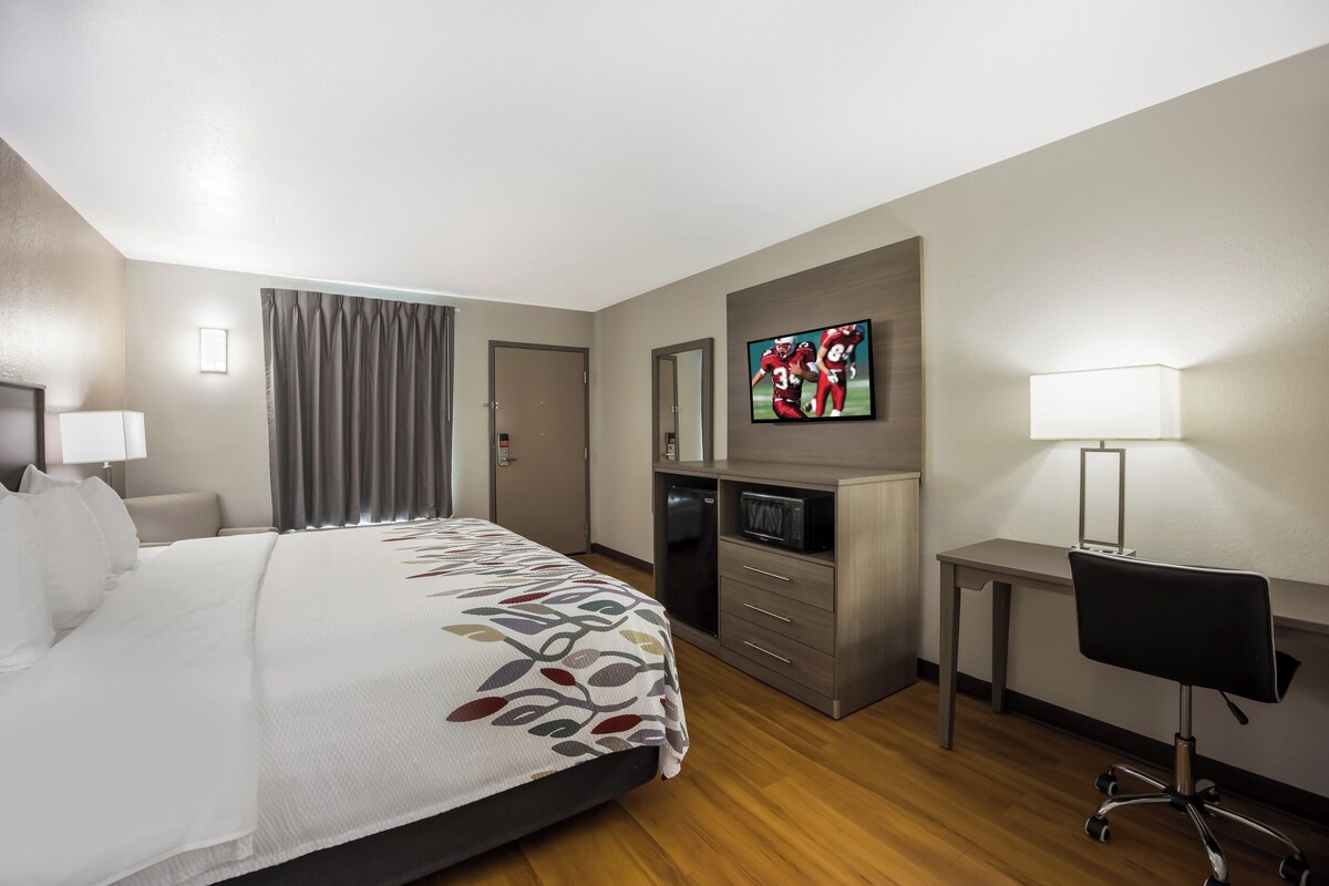 Deluxe Room, 1 King Bed, Accessible (Roll-In Shower, Smoke Free) | Desk, laptop workspace, blackout drapes, WiFi (free)