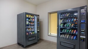 Due distributori automatici in una stanza con una finestra.