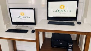 Dos monitors Dell sobre un escriptori blanc, amb un teclat i un ratolí, i una impressora Epson a una prestatgeria de fusta.
