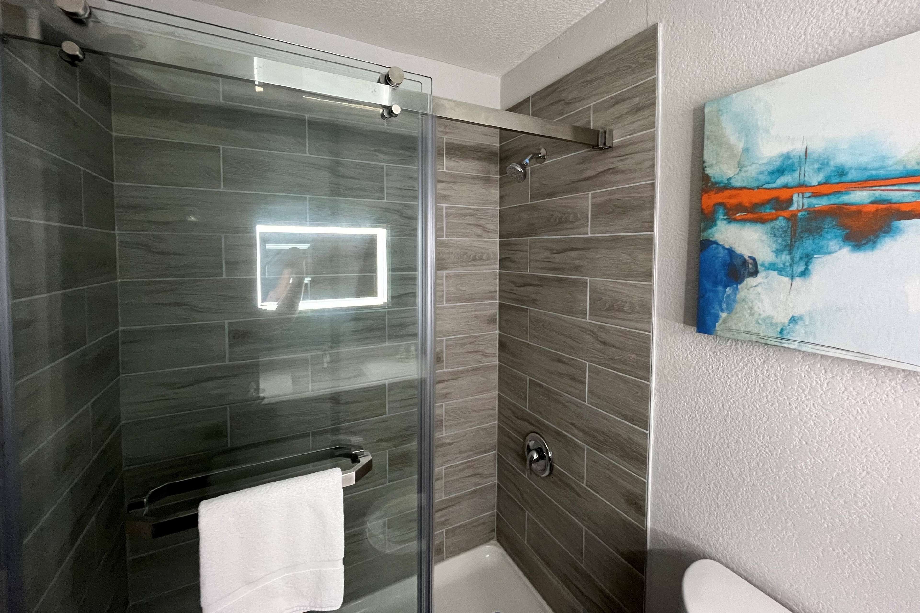 Bañera con ducha, secador de pelo, toallas