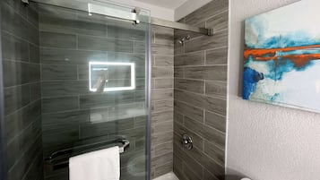 Combined shower/tub, hair dryer, towels