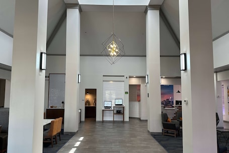 Lobby. La Quinta Inn & Suites by Wyndham South Holland