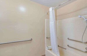 Combined shower/bathtub, free toiletries, hair dryer, towels - Extended Stay America Select Suites Chicago Rolling Meadows (Rolling Meadows)
