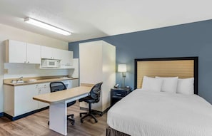 Studio, 1 Queen Bed, Non Smoking | Desk, iron/ironing board, free WiFi, bed sheets