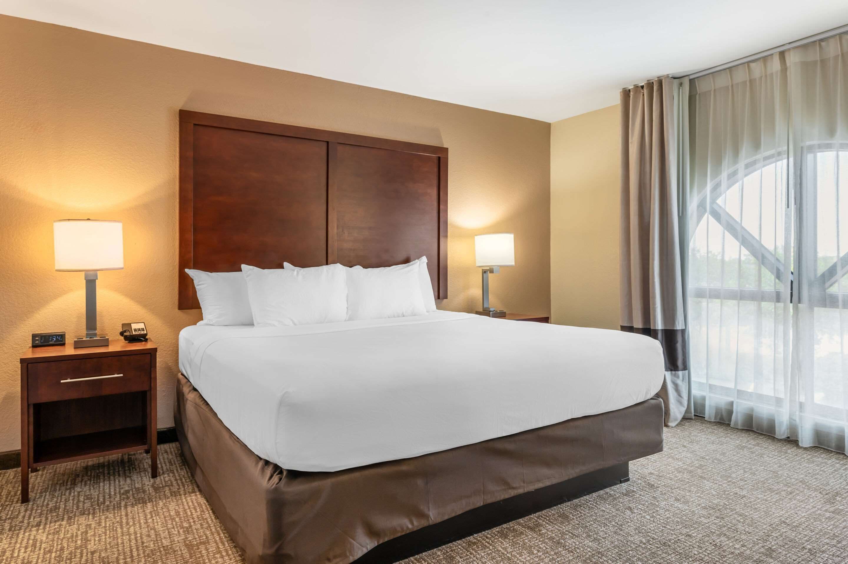 Bureau, espace de travail pour ordinateur portable, rideaux occultants