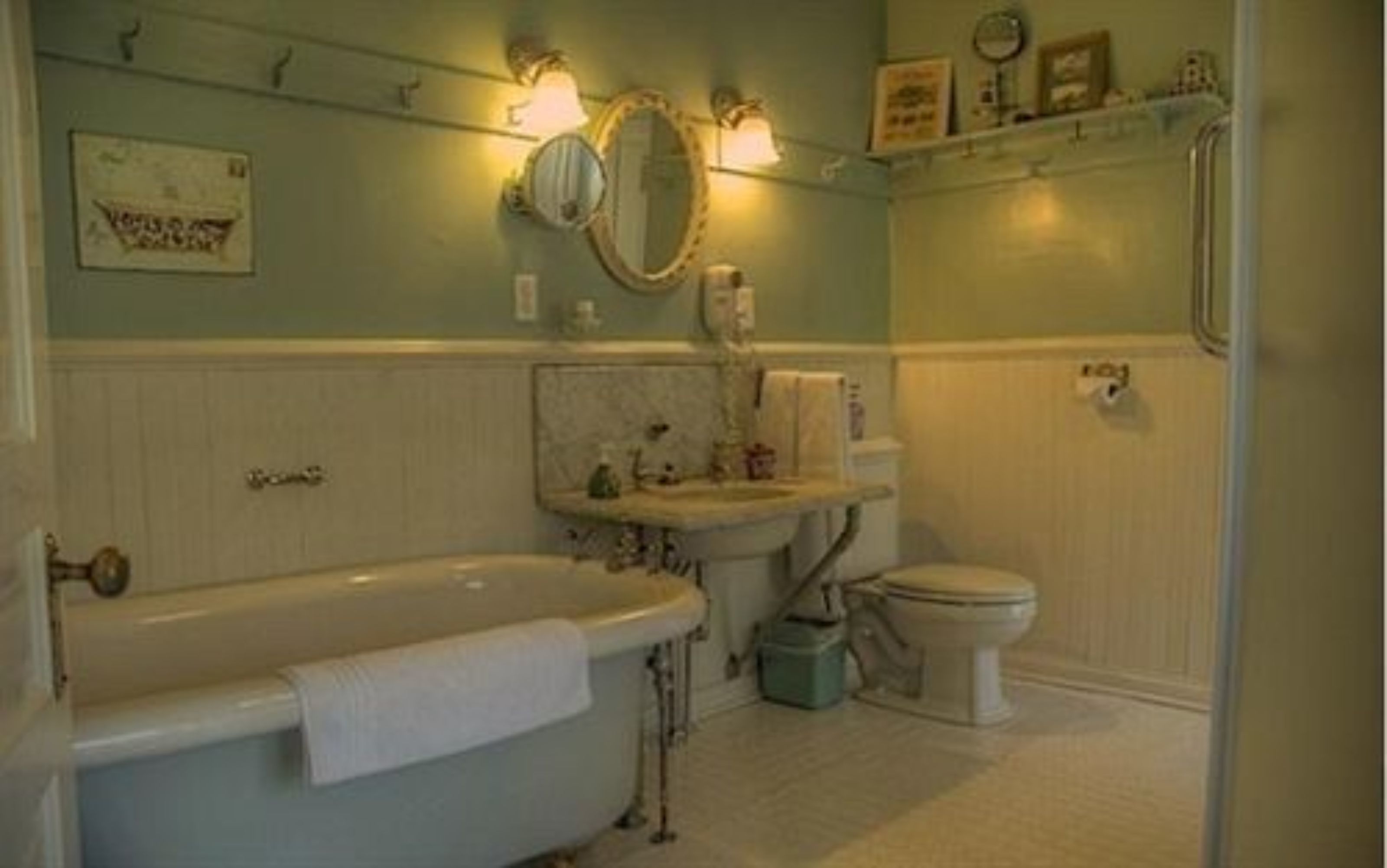 Ein Badezimmer mit Badewanne, Toilette und Waschbecken.