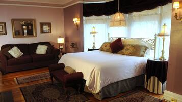 Deluxe Room, 1 King Bed, Jetted Tub | Premium bedding, soundproofing, iron/ironing board, free WiFi