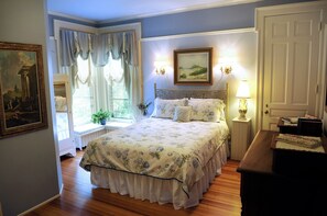 Classic Room, 1 Queen Bed | Premium bedding, soundproofing, iron/ironing board, free WiFi - Oliver Inn Bed and Breakfast (South Bend)
