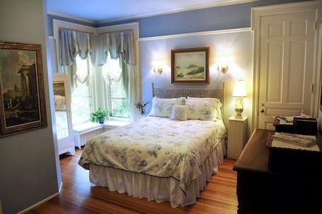 Classic Room, 1 Queen Bed | Premium bedding, soundproofing, iron/ironing board, free WiFi